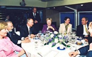 2002, the meeting of the presidents of Russia and the United States in a restaurant. Yevgeny Prigozhin is standing in the background / Photo: kremlin.ru