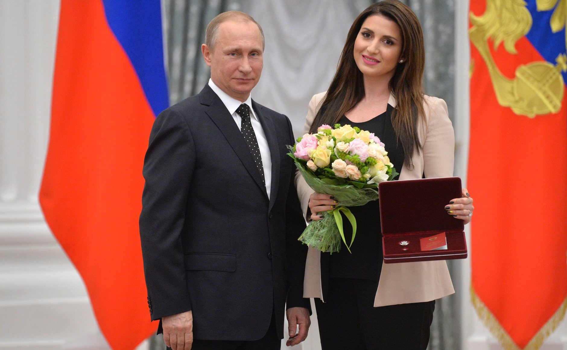 Russian President Vladimir Putin and Alan Shore's wife, Sarah, who is known in Russia as a singer under the nickname Jasmine / Photo: kremlin.ru