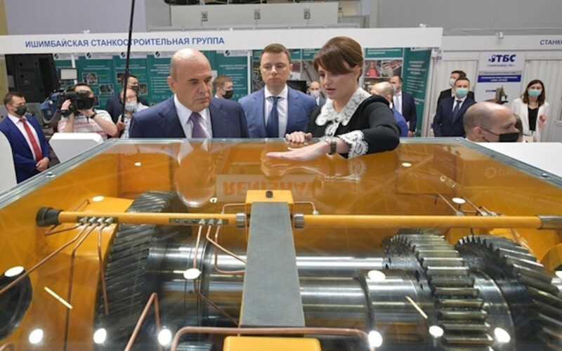 Russian Prime Minister Mikhail Mishustin visited the Sasta stand, where Diana Kalidina told about the plant / Photo: government.ru