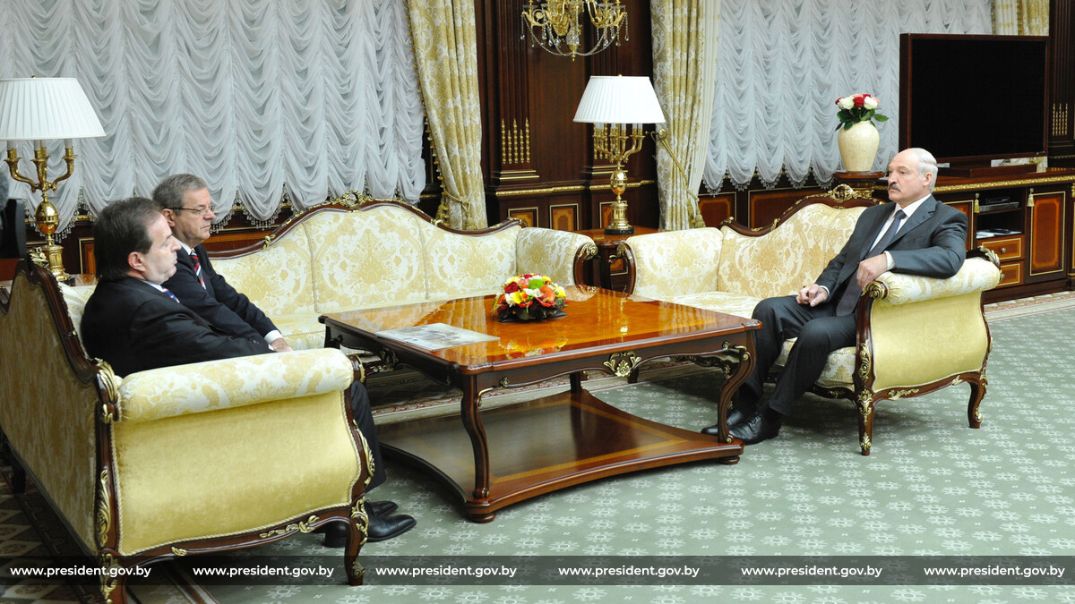 Bogoljub Karic and Serbian MP Dragomir Karic present the Minsk-Mir project to Alexander Lukashenko / president.gov.by