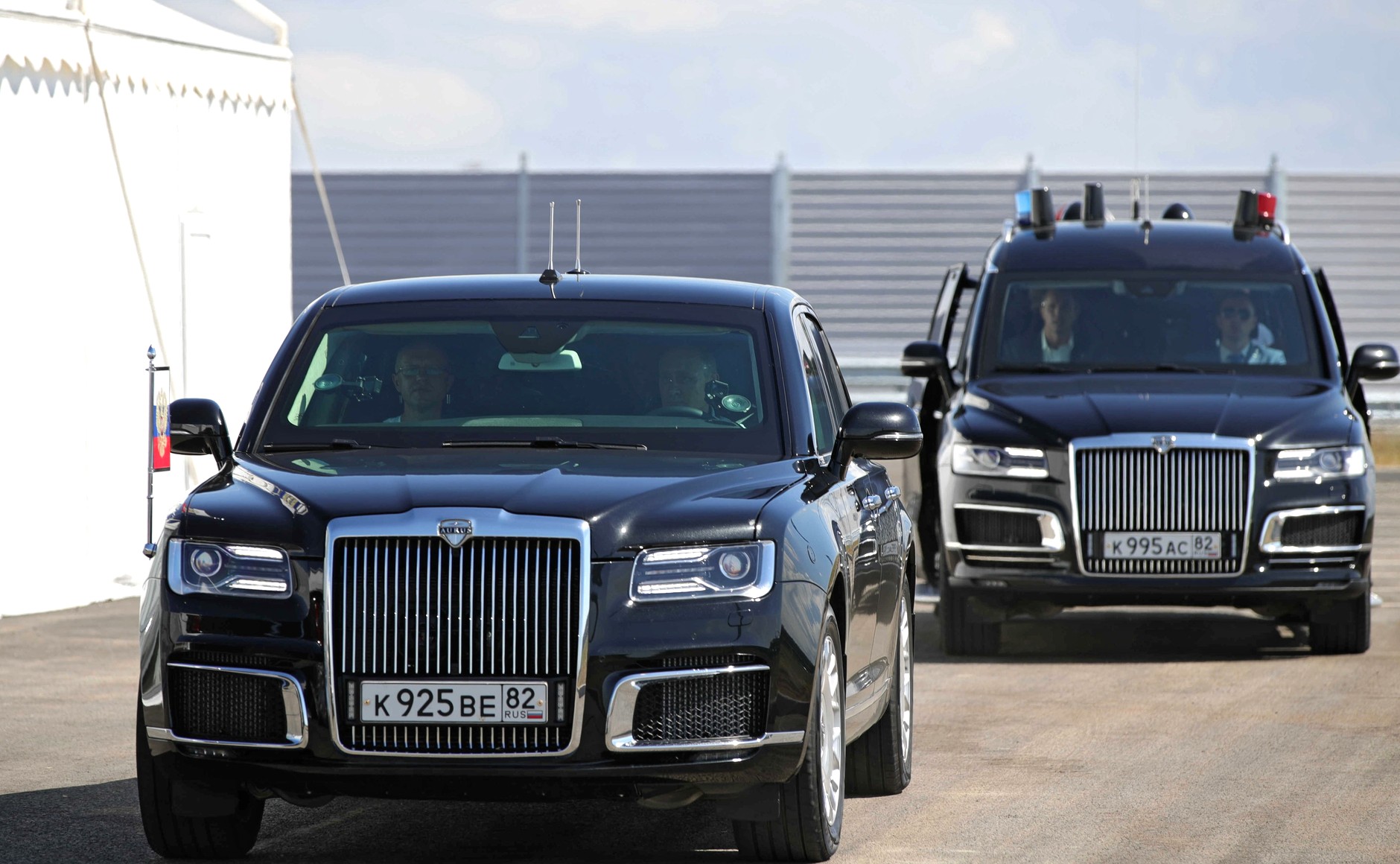 Driving an Aurus, Vladimir Putin drove along the newly built section of the Tavrida highway / Photo: kremlin.ru