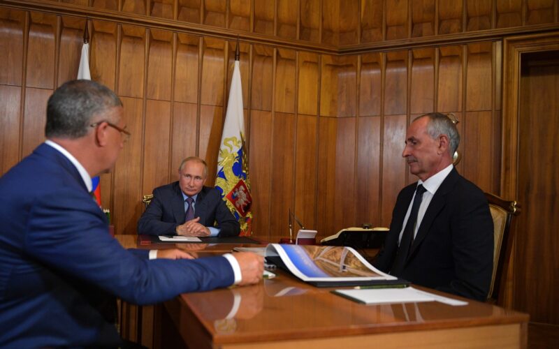 Vladimir Putin's meeting with Valery Abramov (left) and Viktor Perevalov / Photo: kremlin.ru