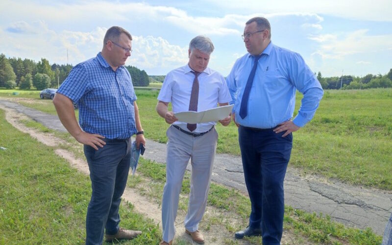 Alexander Dovgalo in the center / kostukovichi.gov.by